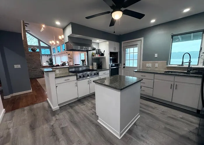 Riverside Retreat-Riverfront House