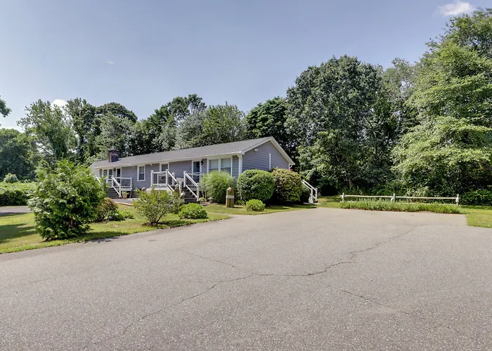 Coastal Getaway W/ Porch, 2 Mi To Niantic Beach!