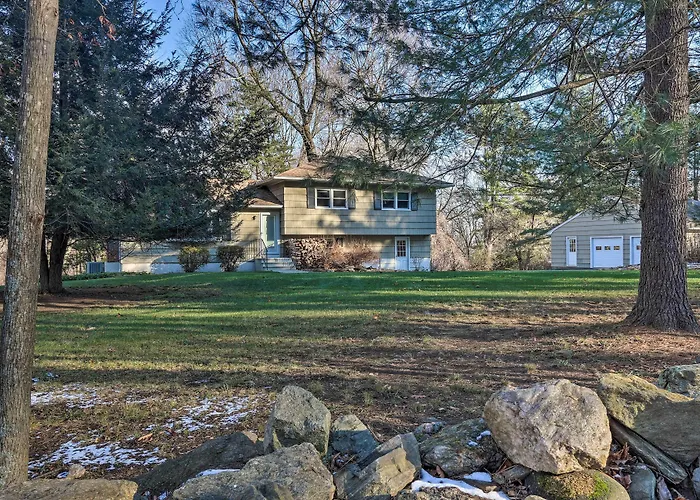 Family-Friendly Woodbury Home With Yard + Deck!