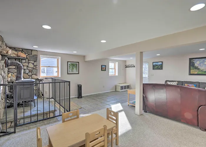 Family-Friendly Woodbury Home With Yard + Deck!